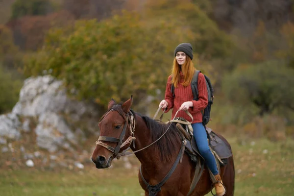 Mujer excursionista montar un caballo en viaje por la naturaleza — Foto de Stock