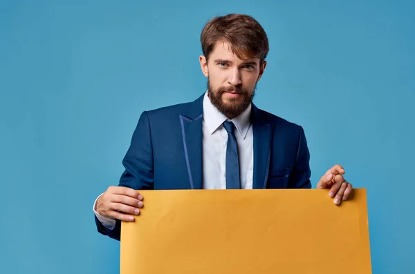 턱수염 남자 노란색 흉내 내기 포스터, 손에 푸른 배경 — 스톡 사진