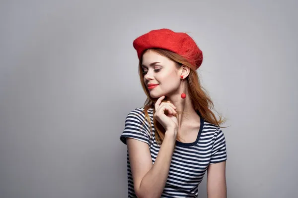 Schöne Frau mit Brille posiert Mode attraktiv aussehen rote Ohrringe Schmuck Lifestyle — Stockfoto