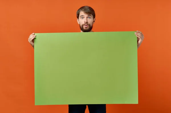 Γενειοφόρος άνθρωπος πράσινο mockup Αφίσα έκπτωση απομονωμένο φόντο — Φωτογραφία Αρχείου