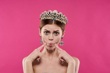 Lüks, çıplak bir kadının portresi. Kozmetik moda, pembe arka plan.