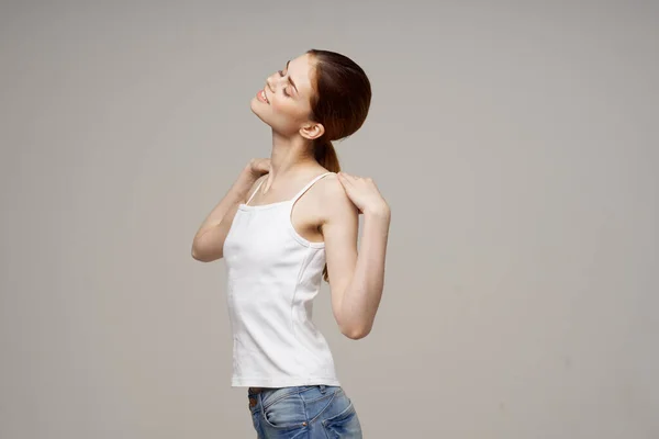흰색 티셔츠를 입고 어깨를 따뜻하게 하는 건강 한 여성 — 스톡 사진