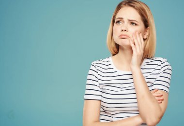 Ciddi yüz ifadesi olan bir kadın hoşnutsuzluğu vurgular.