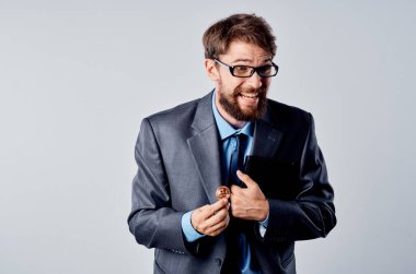 Sanal para stüdyosu yetkilisinin elinde kripto para var.