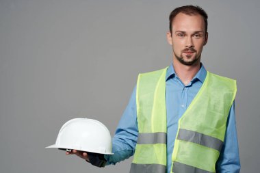 Erkek inşaatçı yansıtıcı yelek duyguları profesyonel stüdyo pozu