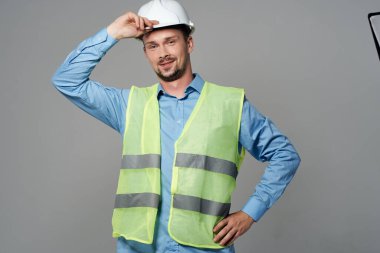 Çalışma biçimi inşaat işindeki adam izole edilmiş arkaplan