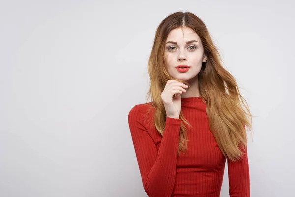 Mujer alegre en vestido rojo posando mano de lujo gesto luz fondo —  Fotos de Stock