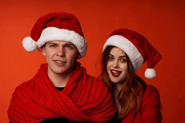 Homem e mulher em roupas de Ano Novo Natal feriado isolado fundo — Fotografia de Stock