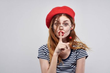 Sessiz jestli güzel bir kadın. Yüksek kalite fotoğraf