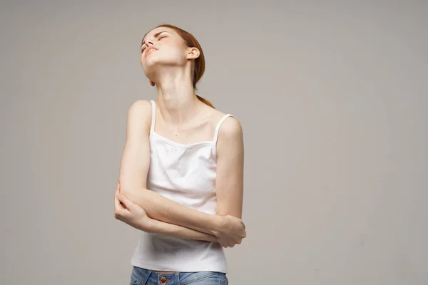 Vrouw elleboog pijn artritis chronische ziekte geïsoleerde achtergrond — Stockfoto