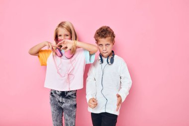 Mutlu çift çocuk kulaklıkları stüdyoda poz veriyor.