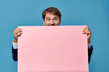 duygusal adam pembe kağıt pazarlama eğlenceli ellerde yaşam tarzı izole arka plan