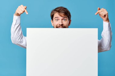 İş adamları, ellerinde reklam stüdyosunun afişi.