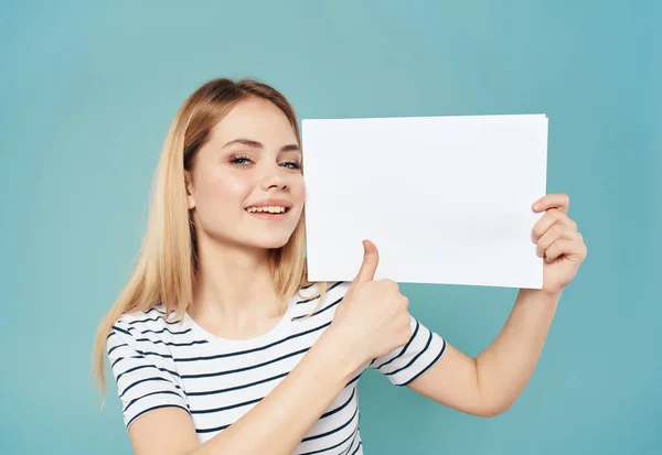 Jolie femme avec un drap blanc dans la main bannière Lifestyle Studio — Photo