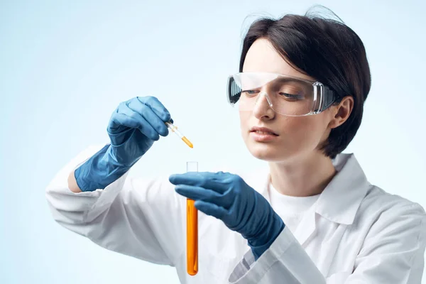 Assistente de laboratório sentado à mesa microscópio pesquisa biotecnologia isolado fundo — Fotografia de Stock