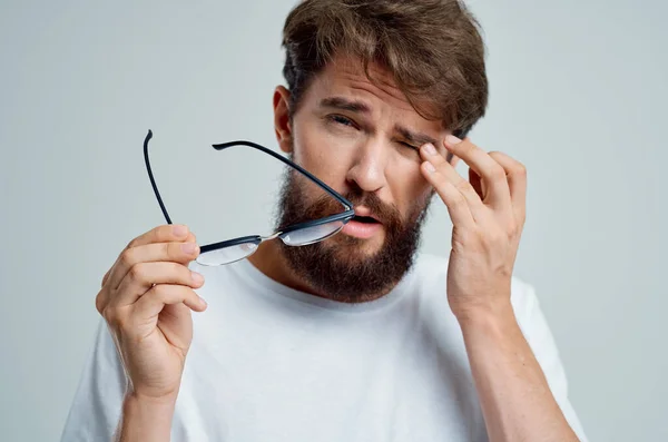 Man vision problems in white t-shirt close-up — Stock Photo, Image