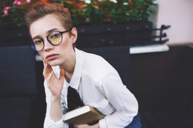 Elinde bir kitapla sokakta gezen bir öğrenci