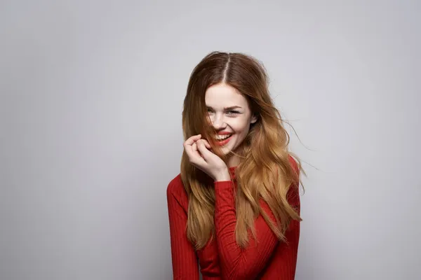 Mulher alegre moda penteado vermelho suéter modelo isolado fundo — Fotografia de Stock