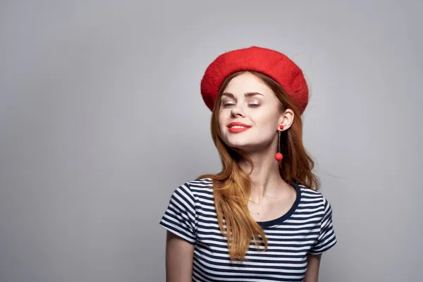 매력적 인 빨간 귀걸이 장신구를 하고 있는 예쁜 여자 — 스톡 사진