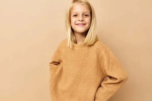 Leende flicka casual barndom kläder beige bakgrund — Stockfoto