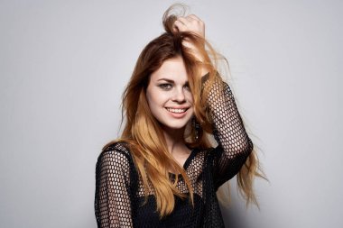 Güzel bir kadın. Makyaj dekorasyonu. Tutku ışığı arka planı.