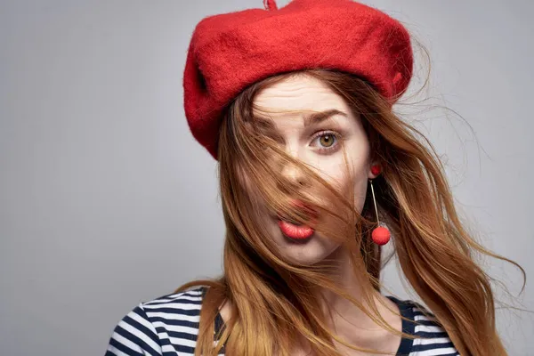Wesoła kobieta w czerwonym kapeluszu makijaż Francja Europa moda pozowanie Świeże powietrze — Zdjęcie stockowe