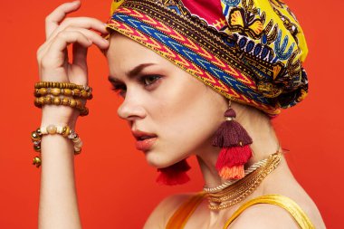 Neşeli kadın etnik köken çok renkli başörtüsü makyajı göz kamaştırıcı kırmızı arka plan