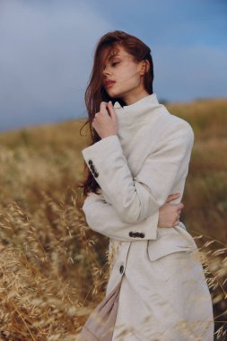 Kadınlar sonbahar sezonu konseptiyle sahada yürür.