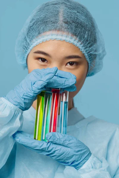 Asijská žena laboratorní asistent analyzuje chemické roztoky — Stock fotografie