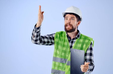 Yeşil bir vestİnşaat Stüdyosu tasarım endüstrisinde erkek müteahhit.