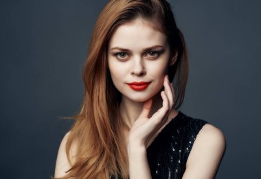 Siyah elbiseli güzel bir kadın. Yaşam tarzı izole edilmiş.