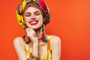 Neşeli kadın, çok renkli şal, etnik köken, Afrikalı tarzı dekorasyon, kırmızı arka plan.