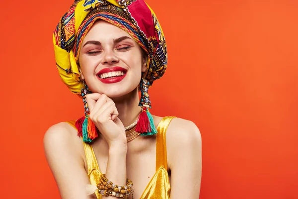 다양 한 색상의 숄 민족 과 아프리카 스타일의 쾌활 한 여성붉은 배경 장식 — 스톡 사진