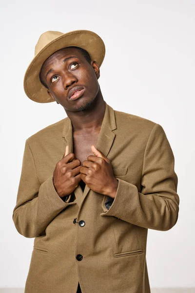 Hombre de aspecto africano en traje sombrero moda estilo moderno —  Fotos de Stock