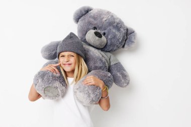 Olumlu küçük kız eğlenceli oyuncak ayı neşeli çocuk yaşam tarzı konsepti