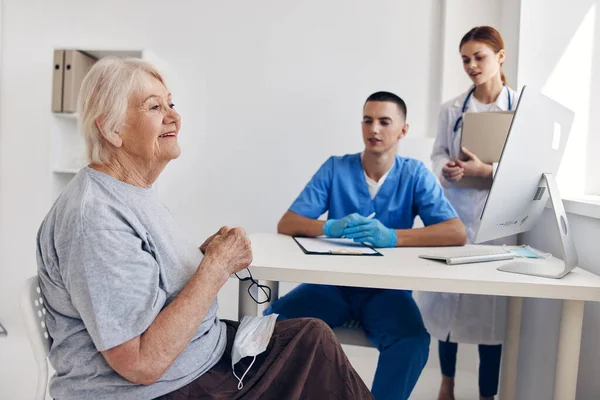 Patiëntcommunicatie met een arts in het medisch kantoor — Stockfoto