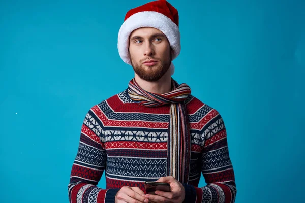 Knappe man met een telefoon in de hand vakantie kerst technologie studio poseren — Stockfoto