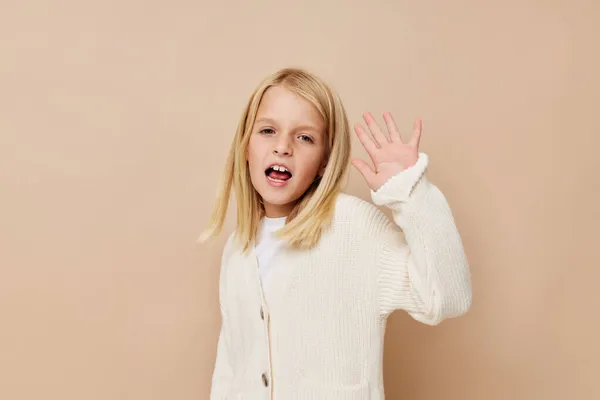 Emotioneel meisje modieus baby kleding poseren studio — Stockfoto