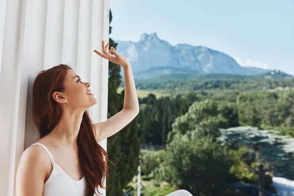 Retrato de mujer hermosa en un hotel confortable una vista abierta de las montañas naturaleza Mountain View — Foto de Stock