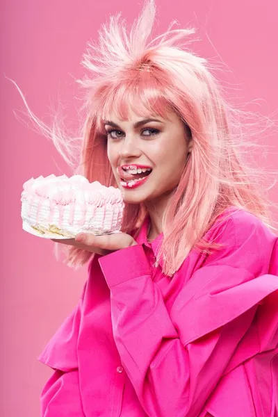 Mulher com bolo feriados natal novo modelo de cabelo rosa ano — Fotografia de Stock