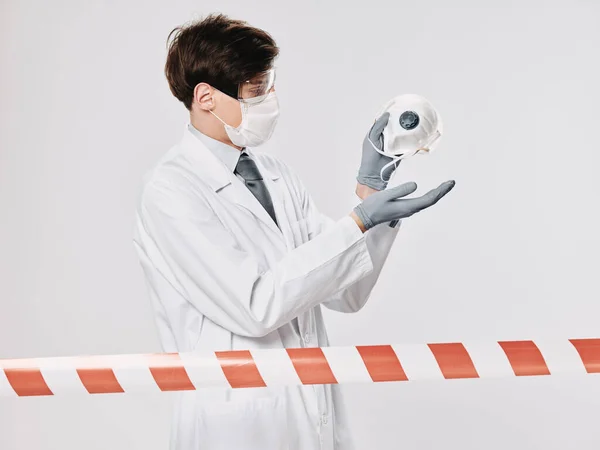 Mâle médecin laboratoire recherche coronavirus masque médical — Photo