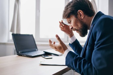 İşadamları bir dizüstü bilgisayarın önünde oturuyor. Finans ağı profesyoneli.