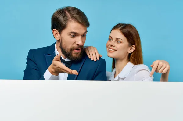 Vicces férfi és nő fehér mockup plakát reklám jel elszigetelt háttér — Stock Fotó
