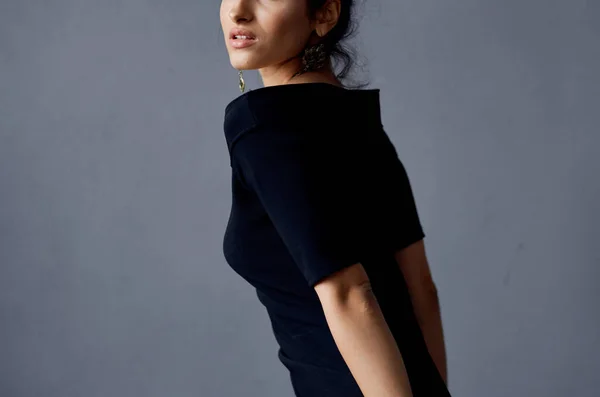Bela mulher posando modelo atraente olhar decoração sorriso escuro fundo — Fotografia de Stock