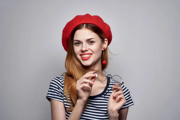 Mulher alegre vestindo óculos posando moda olhar atraente brincos vermelhos jóias verão — Fotografia de Stock