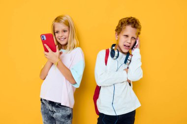 Okul çocukları telefon eğlence stüdyo eğitimi konseptine bakıyorlar.