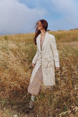 Güzel kadın tarım doğa bitkileri sonsuz tarlalar