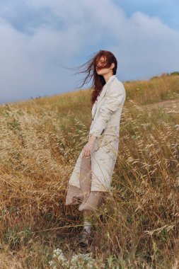 Güzel kadın buğday kırsalında özgürlük güneşli bir gün