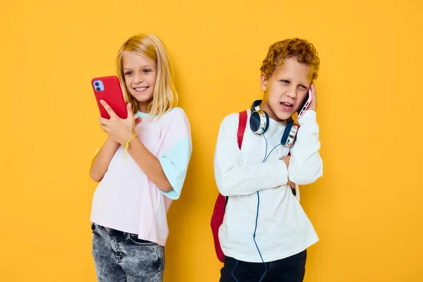 Schüler schauen auf das Telefon Unterhaltungskommunikation Studio Bildungskonzept — Stockfoto