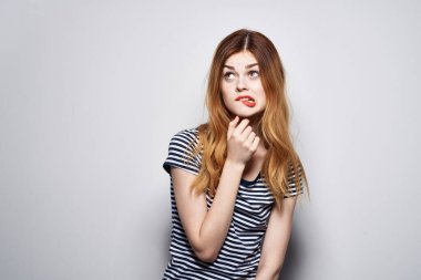 Güzel bir kadın elinde saç makyajı ile komik moda ifadesi sergiliyor.